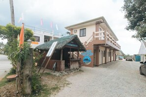 Un edificio con una estructura de techo de paja y un letrero que indica un restaurante.