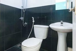 Bathroom - Zids Island Emprise Beach House (Pagudpud)