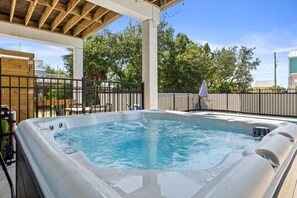 Outdoor spa tub - Fruitcakes, private pool, St. George Island (St. George Island)