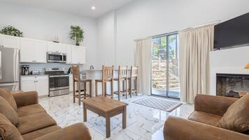 TV connectée, cheminée, jeux vidéo, baby-foot