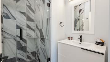 Douche, serviettes fournies