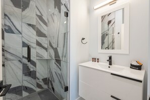 Douche, séchoir à cheveux, serviettes fournies