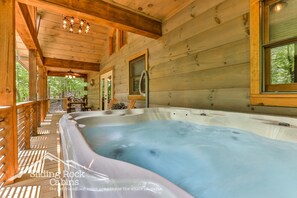 Outdoor spa tub - Cozy Bear Cabin, 2/2, HOT TUB, Pet Friendly, Coosawattee River Resort, fenced (Ellijay)