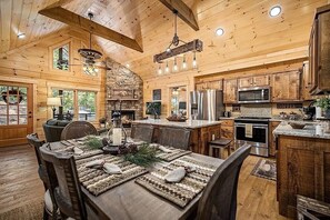 Dining - Cozy Bear Cabin, 2/2, HOT TUB, Pet Friendly, Coosawattee River Resort, fenced (Ellijay)