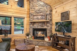 Smart TV, fireplace - Cozy Bear Cabin, 2/2, HOT TUB, Pet Friendly, Coosawattee River Resort, fenced (Ellijay)
