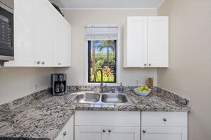 Fridge, oven, stovetop, coffee/tea maker