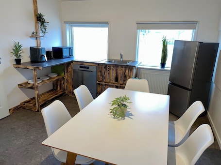 Full-sized fridge, microwave, stovetop, dishwasher