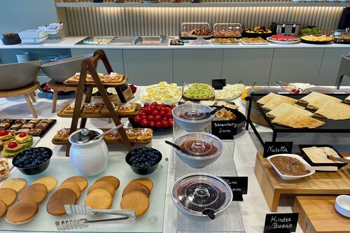 朝食 (ビュッフェ)、毎日提供 (無料)