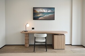 Zimmersafe, Schreibtisch, Verdunkelungsvorhänge, schallisolierte Zimmer