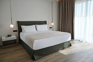 Zimmersafe, Schreibtisch, Verdunkelungsvorhänge, schallisolierte Zimmer