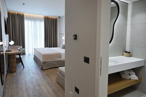 Deluxe Double Room | In-room safe, desk, blackout drapes, soundproofing - Asters Hotel (Ksamil)
