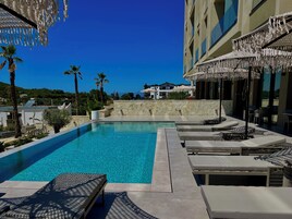 Una piscina al aire libre de temporada