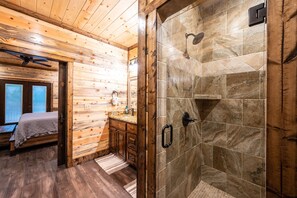 Hair dryer, towels - The Rusty Windmill In Broken Bow/ Hochatown (Broken Bow)