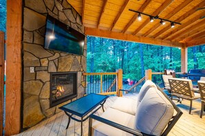 Smart TV, caminetto, tavolo da calcetto