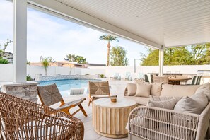 Outdoor dining - Chic Scottsdale Retreat with Pool, Putting Green & Fire Pit – Near Old Town! (Scottsdale)