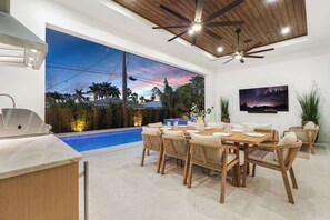 Outdoor dining - Brand New Gulf Coast Luxury Getaway (Naples)
