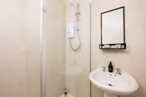 Douche, articles de toilette écologiques, sèche-cheveux