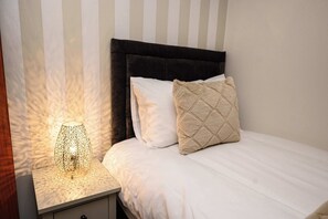 2 habitaciones, escritorio, tabla de planchar con plancha y wifi 