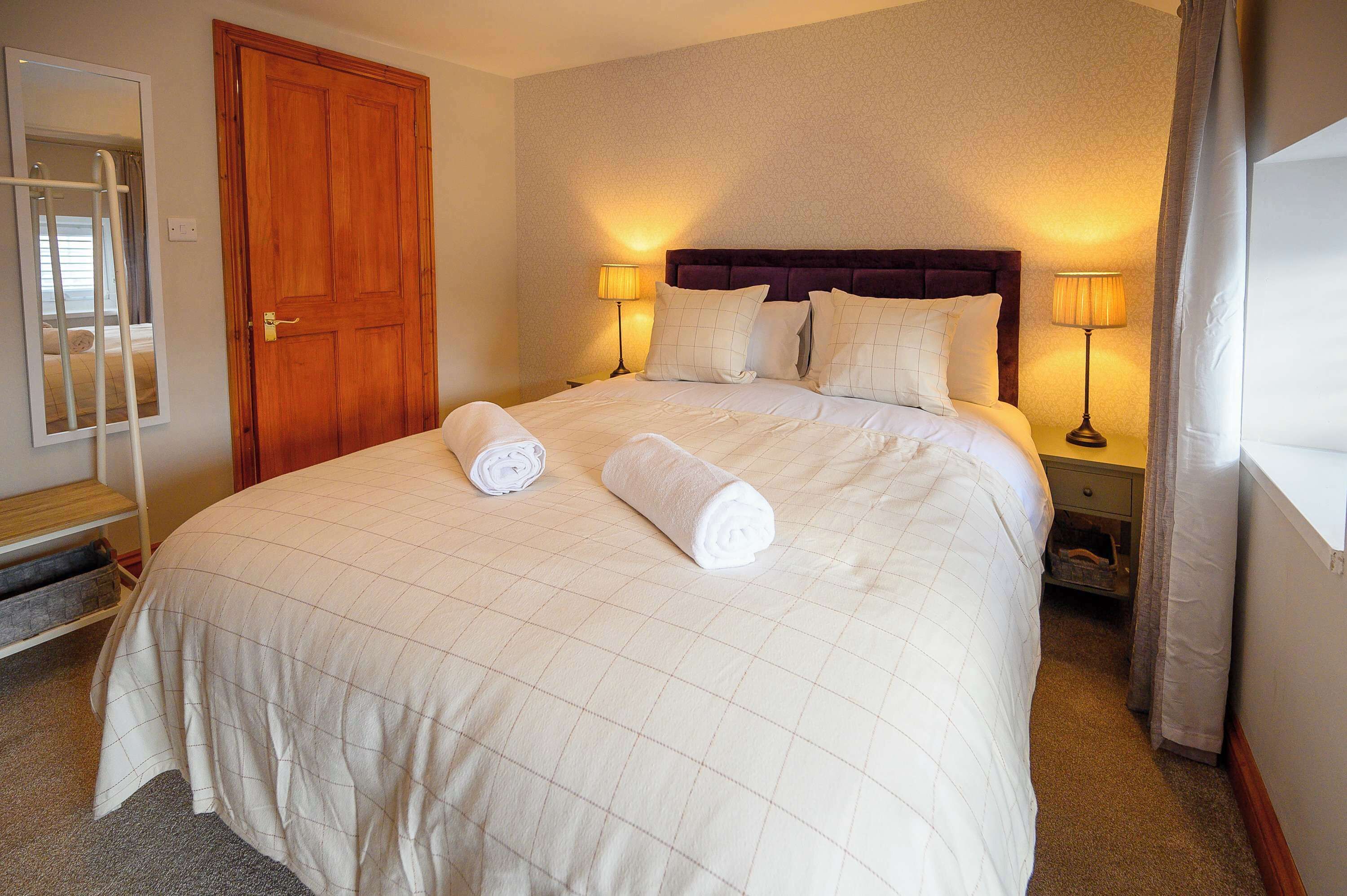 2 soverom, skrivebord, strykejern/-brett og wi-fi