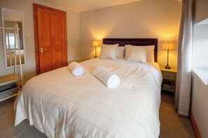 2 bedrooms, desk, iron/ironing board, WiFi