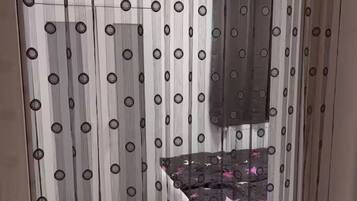 1 chambre, fer et planche à repasser, draps fournis