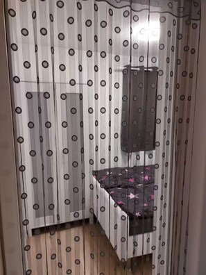 1 slaapkamer, een strijkplank/strijkijzer, beddengoed