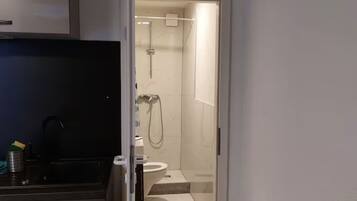 Sèche-cheveux, serviettes fournies, savon, papier toilette