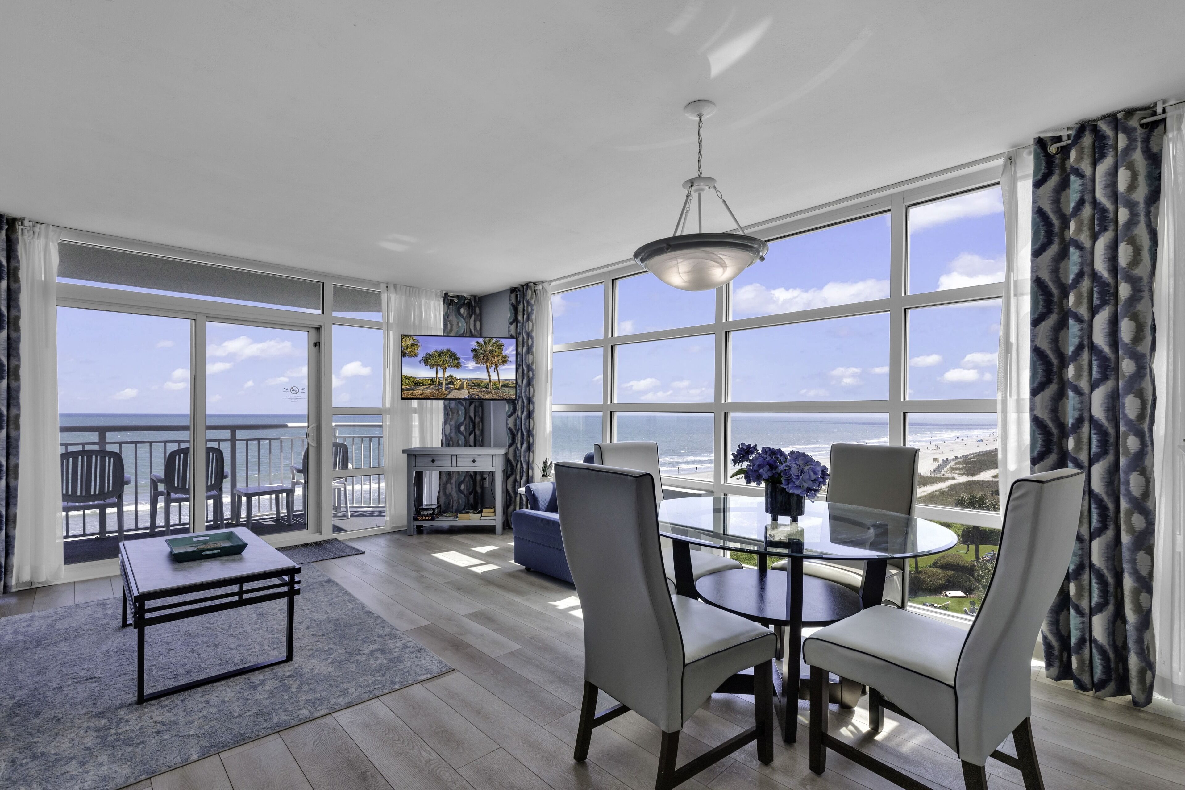 Exclusive Condo, 2 Bedrooms, Non Smoking, Beach View | In-room dining