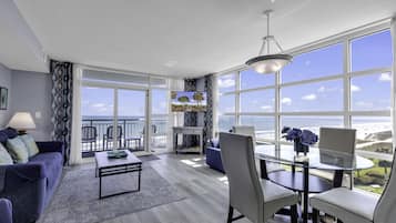 Condo exclusivo, 2 habitaciones, para no fumadores, vista a la playa | Sala de estar | Smart TV de 55 pulgadas con canales por cable