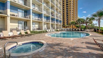 Una piscina techada, una piscina al aire libre de temporada