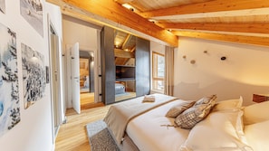 5 bedrooms, desk, iron/ironing board, travel crib