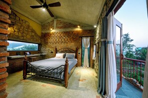 3 bedrooms, in-room safe, desk, free WiFi