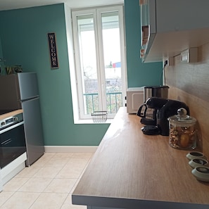 Coffee/tea maker, fridge, microwave, oven