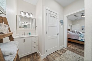 4 habitaciones, tabla de planchar con plancha, internet y ropa de cama 