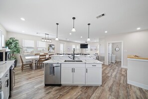 Dining - Coral Mountain | Pet-Friendly, Beach + Bay Views (Galveston)