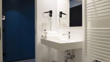 Appartement, 1 slaapkamer, keuken | Badkamer | Een douche, gratis toiletartikelen, een haardroger, handdoeken