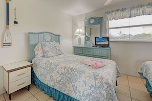1 bedroom, desk, iron/ironing board, free WiFi - Directly on the Gulf - Unit 12 - 1 Bedroom - Second Floor - Sleeps up to 5 (Venice)