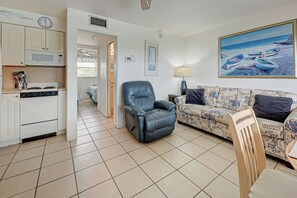 Smart TV, DVD player, books, video library - Directly on the Gulf - Unit 12 - 1 Bedroom - Second Floor - Sleeps up to 5 (Venice)