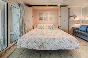 Desk, iron/ironing board, free WiFi, bed sheets - Directly on the Gulf - Unit 17 - Studio - Second Floor - Sleeps 2 (Venice)