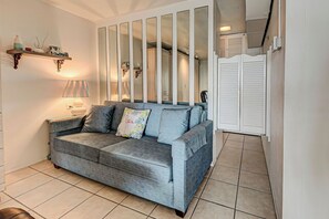 Smart TV, DVD player, books, video library - Directly on the Gulf - Unit 17 - Studio - Second Floor - Sleeps 2 (Venice)