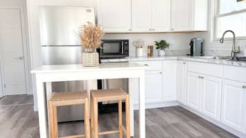 Fridge, microwave, stovetop, dishwasher