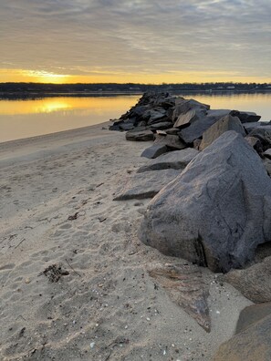 Ubicación cercana a la playa, tumbonas y toallas de playa