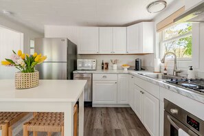 Fridge, microwave, stovetop, dishwasher