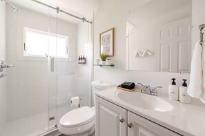 吹风机、毛巾、肥皂、洗发水