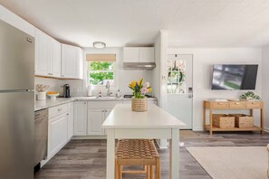 Geladeira, micro-ondas, cooktop, lava-louças