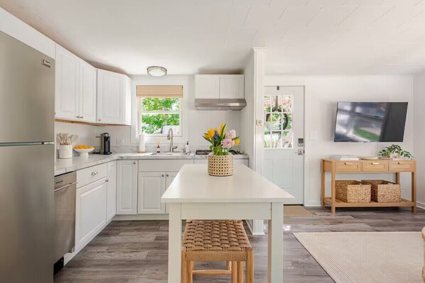 Fridge, microwave, stovetop, dishwasher