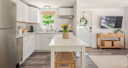 The Greenport Beach Cottage: 3 Min Walk to Beach, 1 mile to Town