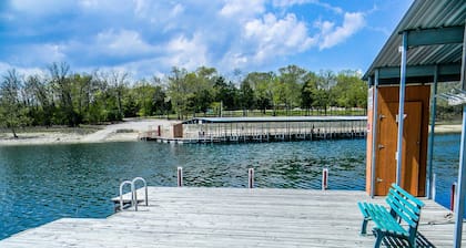 Walk-In Poolside 1-Bd near SDC Sleeps 6 with Hot Tub, Game Room & Big Lake View