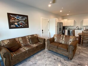 Smart TV, lareira, pebolim, aparelho de som