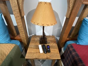1 quarto, ferros/tábuas de passar roupa, berço de viagem